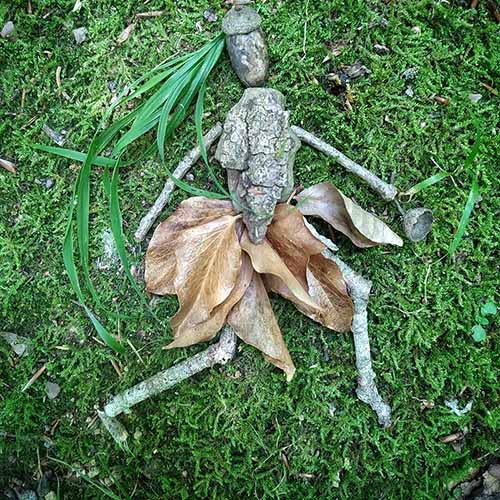 Création éphémère de Land Art entre Durfort et Les Cammazes : un esprit de la forêt réalisé avec des feuilles, de l'écorce et de la mousse.