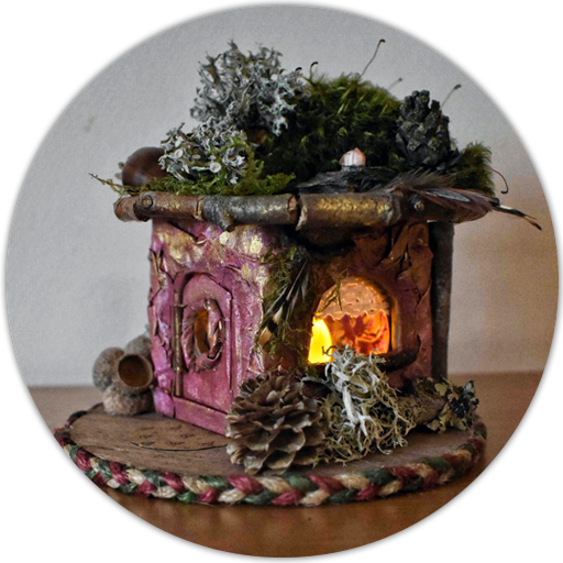 Vue de 3/4 du Refuge Framboise Dorée (modèle de 7 cm), une création féerique artisanale de Virginie Leveaux, accompagnatrice Bien-être en nature chez À fleur d'écorces et artisane de lumière sylvestre.