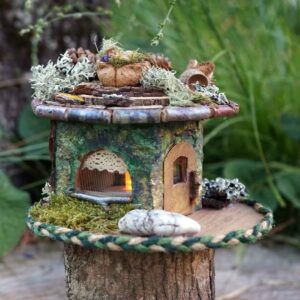 Vue de 3/4 du Refuge des Larmes Irisées, maisonnette féerique artisanale par Virginie Leveaux.